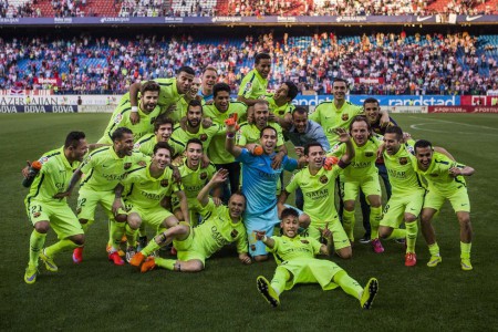 Barcelona slaví španělský titul! Real ji už nedožene.